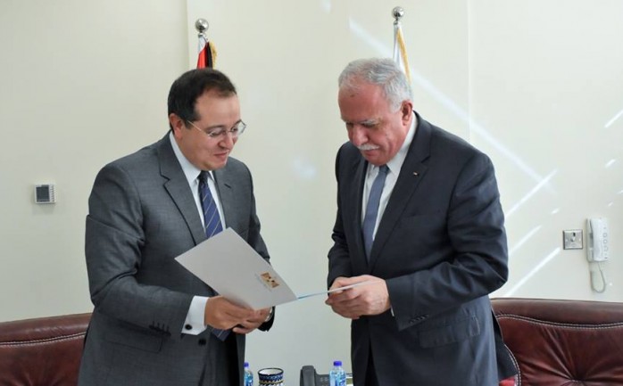 وزير الخارجية رياض المالكي خلال استقباله السفير المصري لدى فلسطين